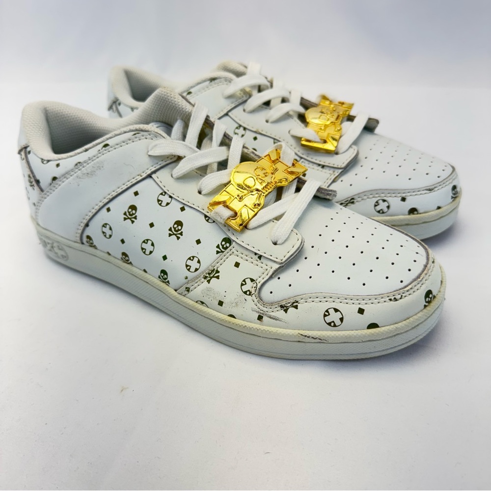 NWOT Tuk low top sneaker men’s size 8 white leather with gold skull & crossbones